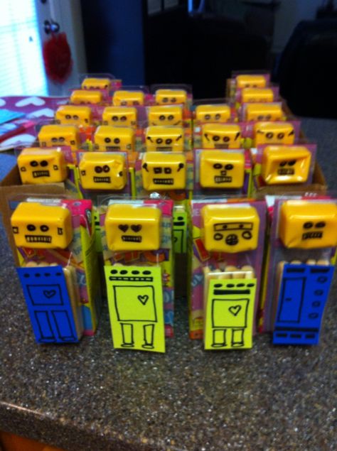 Robot snacks. Just a chesse and cracker snack taped to a juice box. Robot Snacks, Easy Valentines Day Crafts, Valentines Day Crafts For Kids, Kindergarten Snacks, Class Snacks, School Birthday Treats, Maker Fun Factory Vbs, Classroom Snacks, Maker Fun Factory