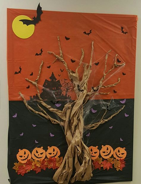 Halloween Decorations Nursery School, Halloween School Boards, Elementary School Halloween Decorations, Halloween Decoration School, School Hall Halloween Decorations, Halloween Wall Display, Fall Theme Board, Halloween Kindness Bulletin Board, Halloween Prek Bulletin Board