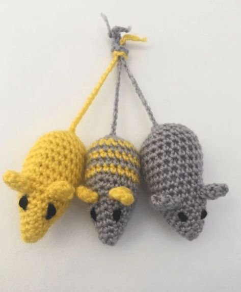 Adorable Amigurumi Mice - Free Crochet Patterns Crochet Cat Stuff, Toys To Crochet, Crochet Mice, Sock Monkey Pattern, Knitting Squares, Alpaca Toy, Crochet Cat Toys, Crocheted Cat, Crochet Fish