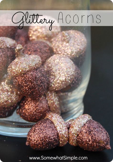 DIY Glittery Acorns - what a pretty decoration Christmas Balls Diy, Fall Diys, Project D, Acorn Crafts, Fall Deco, Fall Decoration, Fall Kitchen, Diy Decorating, Fabulous Fall