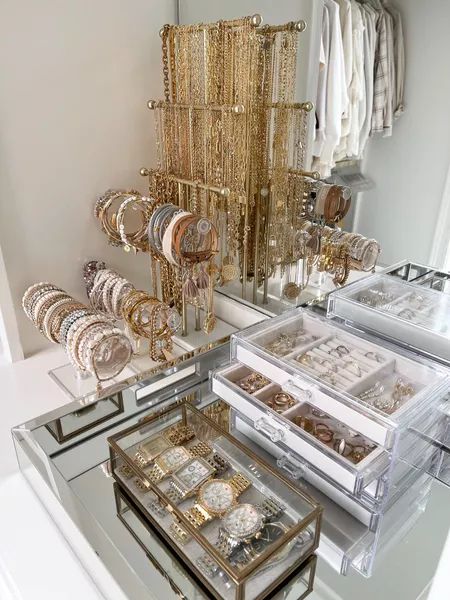 Jewerly Organizer, Acrylic Organizer, Jewelry Accessories Ideas, Acrylic Jewellery, Closet Design, Bedroom Inspo, Stylish Jewelry, Room Organization, New Room