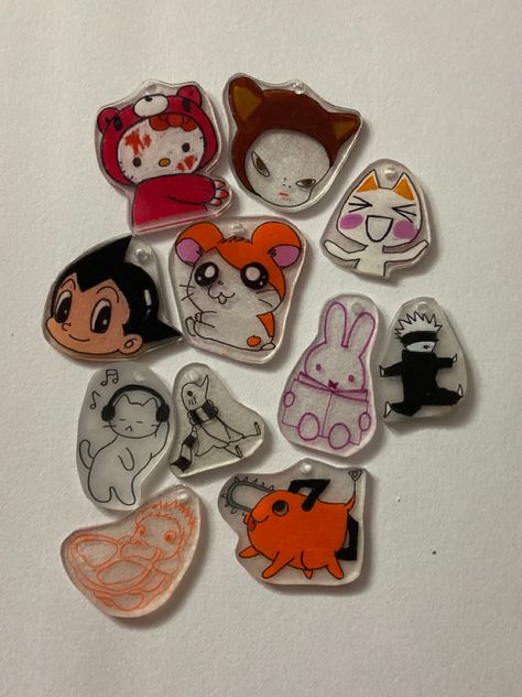 Shrink Dink Ideas, Shrink Plastic Ideas, Shrinky Dink Charms, Shrinky Dink Ideas, Shrinky Dink Keychain, Shrinks Dink, Shrinky Dink Art, Shrinky Dink Jewelry, Shrinky Dink Crafts