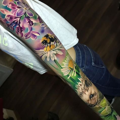 Colorful and vivid nature piece, covering the whole of her arm, with pretty flowers and animals including a hedgehog and a bee. Lilac Tattoo, Nature Tattoo Sleeve, Garden Tattoos, Girls With Sleeve Tattoos, Floral Tattoo Sleeve, Tattoos Geometric, Geniale Tattoos, Flower Tattoo Sleeve, Tattoo Sleeves