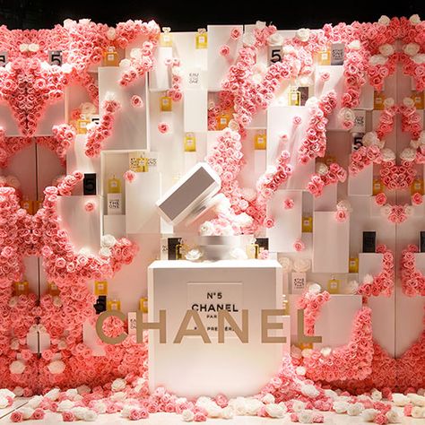 Retail Installation, Corporate Events Decoration, Retail Store Interior Design, Parfum Chanel, Perfume Display, Visual Merchandising Displays, Window Display Design, Flower Window, Pop Display