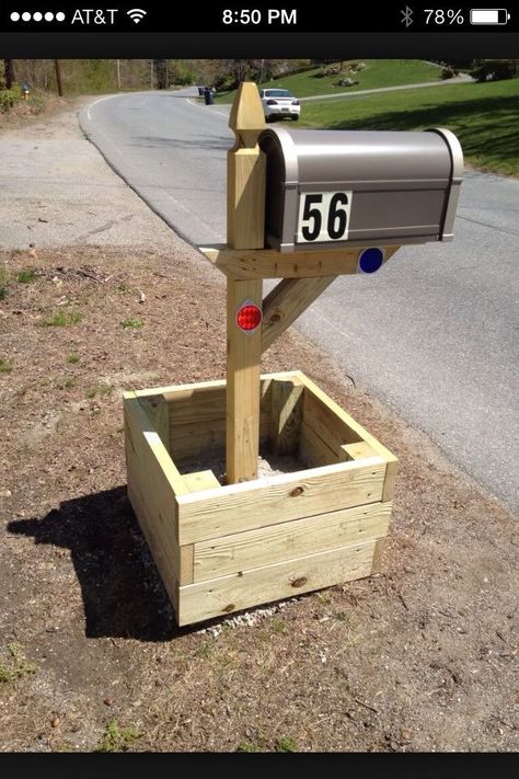 Receiving mails are interesting, especially happy mails. With the holiday season coming, there are chances to receive happy and junk mail. Diy mailbox ideas are sure to make receiving mails also happy. You need not buy a mail box, instead use your ideas to transform some unused material lying in your home and improve the appeal of your mail box. Mailbox Planter, Mailbox Garden, Mailbox Makeover, Woodworking For Mere Mortals, Mailbox Landscaping, Diy Mailbox, Wooden Planter, Mailbox Post, Yard Project