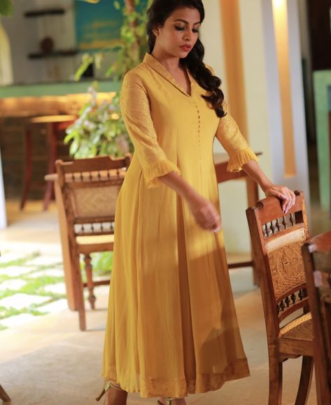 Straight Kurti Designs, Silk Kurti Designs, Salwar Neck Designs, Simple Frock Design, Churidar Designs, Anarkali Dress Pattern, Designer Kurti Patterns, Simple Kurti Designs, Long Skirt Outfits