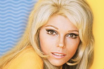 1960s Eye Makeup, Nancy Sinatra 60s, 60’s Hair, 60’s Makeup, Nancy Sinatra, Retro Makeup, Summer Wines, Old Hollywood Stars, Frank Sinatra