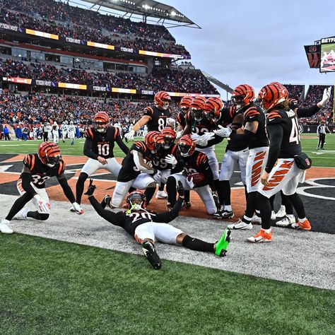 Bengals Aesthetic, Football Aesthetics, Cincinnati Bengals Football, Bengals Football, Football Photography, Joe Burrow, Group Pics, Fall 24, Cincinnati Bengals