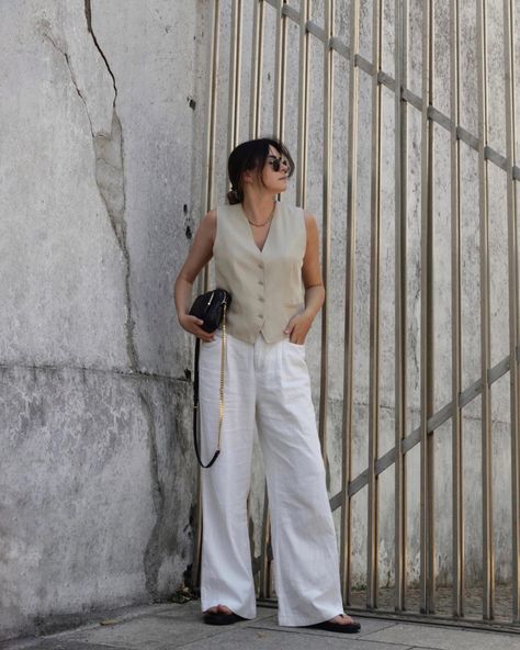 The Versatile Vest: A Style Staple for Every Woman Spring Vest Outfits For Women, Cotton Vest Outfits For Women, Cotton Vest Outfits, Spring Vest Outfits, Vest Styling, Womens Suit Vest, Layering Winter, Vest Ideas, Vest Outfits For Women