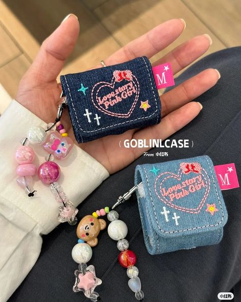 💙 Denim AirPods Case With Charm 💙 LlNK lN BlO 🌎 Wrldwide shpping ✈️ ------------------------------------- ✨ Kawaii post daily at @kawaiifantasyxx ✨ ------------------------------------- ฅ^•ﻌ•^ฅ #denim #denimstyle #y2k #airpodscase #airpodcases #airpods #aesthetic #charm #kawaii #kawaiiaesthetic #kawaiithing #cutecore #kawaiicore #kawaiifantasy #aesthetic #pinkaesthetic #ａｅｓｔｈｅｔｉｃ #cute #denimaddicted #denimbag #kawaiifashion Diy Airpods Case, Airpods Case Aesthetic, Jeans Bag Diy, Airpods Aesthetic, Cute Airpods, Creative School Project Ideas, My Style Bags, Kawaii Core, Bead Charms Diy