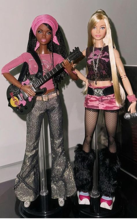 Alt Barbie, Emo Barbie Outfits, Barbie Grunge Outfit, Alternative Barbie Outfit, Bratz Clothes Patterns, Easy Barbie Outfits, Punk Barbie Aesthetic, Guitar Outfit, Barbie Raquelle Doll