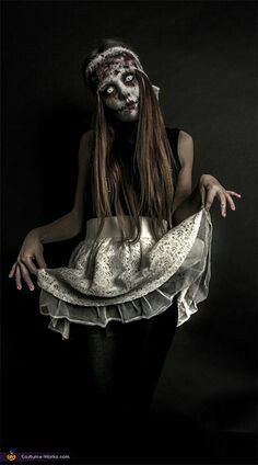 Scary maid Halloweenský Makeup, Horror Halloween Costumes, Zombie Dolls, Best Friend Halloween Costumes, Horror Vintage, Halloween Costumes For 3, Scary Halloween Costume, Halloween Tattoo, Scary Halloween Costumes