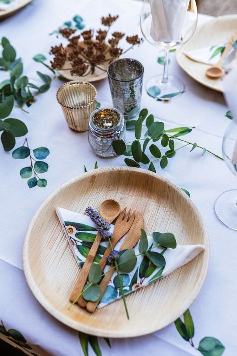 Eco-Friendly Wedding Cutlery - Tips To Plan An Eco-Friendly Wedding Wooden Plates Table Setting, Bamboo Plates Wedding, Palm Leaf Plates Wedding, Areca Plates, Wedding Cutlery, Bbq Catering, Palm Leaf Plates, Cold Foods, Round Plates