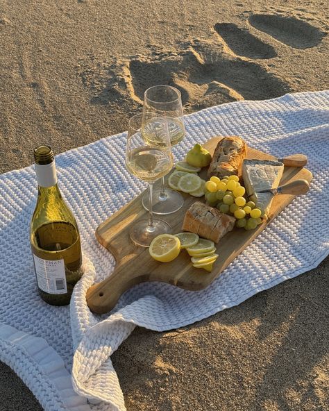 summertime snacks 🍇🧀🥖🥂 Croissant Aesthetic, Chicago Beach, Beach Snacks, Summertime Snacks, Dream Dates, Picnic Beach, Beach Meals, Backyard Inspo, Italian Summer