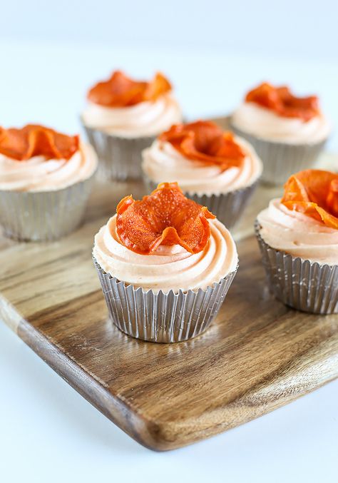 Persimmon Cupcakes, Coconut Cupcake Recipes, Fruity Cupcakes, Pistachio Cupcakes, Fluffy Cream Cheese Frosting, Desert Dessert, Persimmon Recipes, Cupcake Cream, Cupcakes With Cream Cheese Frosting