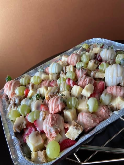 Fruit Salad With Cheesecake Bites, Cheesecake Fruit Salad, Cheesecake Fruit, Chocolate Covered Fruit, Junk Food Snacks, Candied Fruit, Cheesecake Bites, Food Business, Food Drinks Dessert