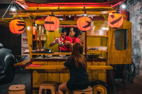 Would you like to see what it is like to eat in a Ramen Cart that sells legit Ramen Noodles?      We like to explore… by rymndbmgt Japanese Anime Food, Ramen Authentic, Ramen Cart, Authentic Asian Food, Kimchi Noodles, Foodtrucks Ideas, Japan Street Food, Ramen House, Street Food Design