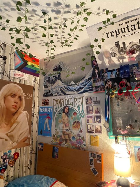 #bedroom #posterwall #bedroomideas #aesthetic #billieeilish #lanadelrey #roomdecoration #harrystyles #posters Room Decor Billie Eilish, Room Ideas Billie Eilish, Billie Eilish Room Aesthetic, Billie Eilish Bedroom Ideas, Billie Eilish Room Decor Ideas, Billie Eilish Room Decor, Billie Eilish Bedroom, Billie Eilish Room, American Flag Room