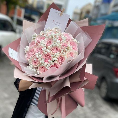 Grad Bouquet Ideas, Grad Bouquet, Graduation Flowers Bouquet, Roses Bouquet Gift, Ribbon Flowers Bouquet, Simple Wedding Bouquets, Flower Boquet, Graduation Bouquet, Graduation Flowers