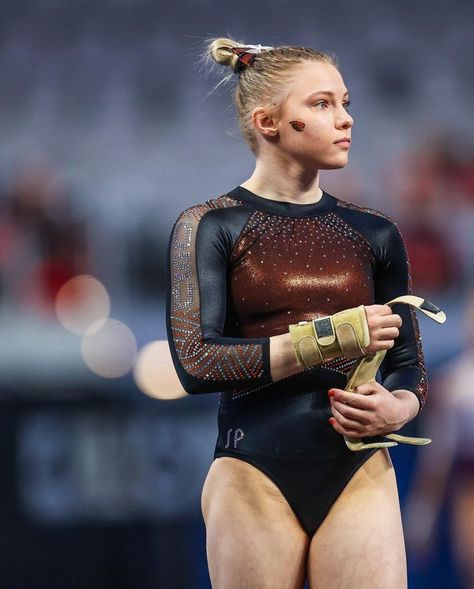 Ncaa Gymnastics, Jade Carey, College Gym, Gym Photography, Gothic Photography, Womens Leotards, Gymnastics Poses, Gymnastics Photos, Usa Gymnastics