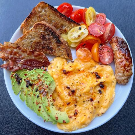 Eggs Bacon Avocado Breakfast, Bacon And Eggs Breakfast Plate, Bacon Breakfast Ideas, Breakfast With Bacon, Scrambled Egg Recipes, Crispy Chilli Oil, Brunch Bacon, Perfect Scrambled Eggs, Streaky Bacon