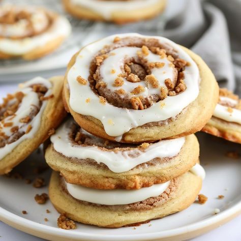 Easy Copycat Crumbl Cinnamon Roll Cookies! These delightful treats capture the essence of Crumbl's famous cinnamon roll cookies, with their buttery cookie base swirled with cinnamon sugar and topped with Cinnamon Cookies Recipes, Plain Sugar Cookies, Buttery Cookie, Cinnamon Roll Cookies, Cookie Base, Crumbl Cookies, Culinary Classes, Cinnamon Cookies, Buy Cookies