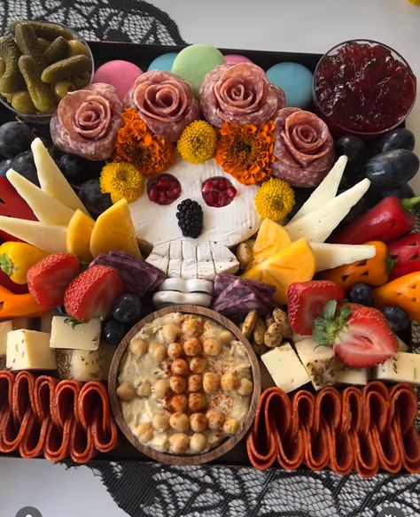 Halloween Food Snacks, Halloween Charcuterie Board, Halloween Charcuterie, Day Of The Dead Party, Healthy Halloween Treats, Healthy Halloween, Cute Baking, Charcuterie And Cheese Board, Halloween Snacks