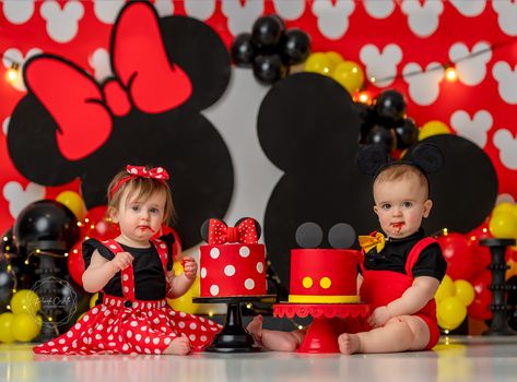 Capture double the cuteness with Mouse Twins - the perfect cake smash backdrop for your twin's photoshoot! See more cake smash backdrops at www.hsdbackdrops.com/collections/cake-smash Photo by @littleportraitstudio . . . . #cakesmash #cakesmashideas #cakesmashshoot #cakesmashprops #cakesmashsession #photobackdrop #cakesmashgirl #cakesmashphotography #twinscakesmash Mickey Mouse Smash Cakes, Twin Cake Smash, Minnie Mouse Birthday Decorations, Cake Smash Props, Twin Birthday Parties, Backdrops Kids, Smash Cake Girl, Baby Cake Smash, Cake Smash Backdrop