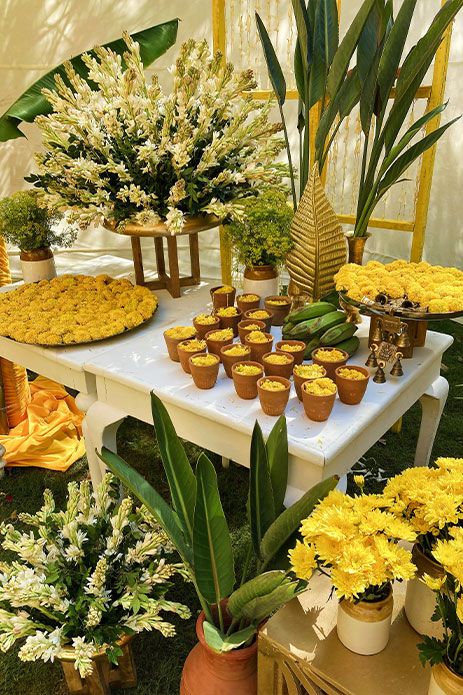 Genda Decor At Home, Indian Food Table Decor, Zero Waste Indian Wedding Decor, Indian Wedding Decor Simple, South Indian Table Decor, Indian Home Wedding Decor, Haldi Table Decoration, Marigold Table Decor, South Indian Decoration Ideas