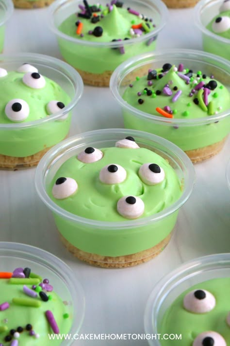 Halloween dessert cups are an easy, no bake recipe! Perfect for kids! Easy dessert recipe! Cake Me Home Tonight, Mousse Filling, Postres Halloween, Dessert Cups Recipes, Vanilla Mousse, Halloween Sprinkles, Halloween Dessert, Halloween Food Treats, Halloween Treats Easy