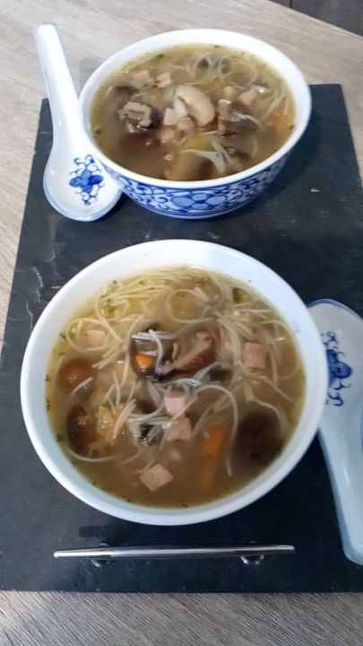 World Recipes, Wonton Soup, Chinese Food, Cheeseburger Chowder, Asian Recipes, Soup Recipes, A Table, Good Food, Food And Drink