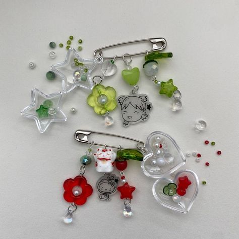 Safety Pin Keychain, Pin Charms, Safety Pin Crafts, Safety Pin Jewelry, Bead Charms Diy, Handmade Pins, Handmade Jewelry Tutorials, Safety Pins, Jewellery Handmade