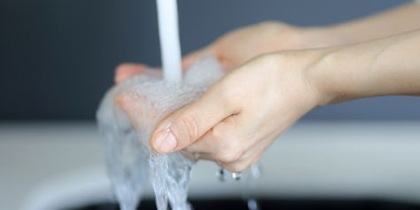 Handwashing Dos and Don'ts to Really Get Your Hands Clean First Aid Procedures, Basic First Aid, Ways To Stay Healthy, Water Delivery, Toxic Chemicals, Clean Makeup, Pink Eyes, Hot Water Heater, Makeup Sponge