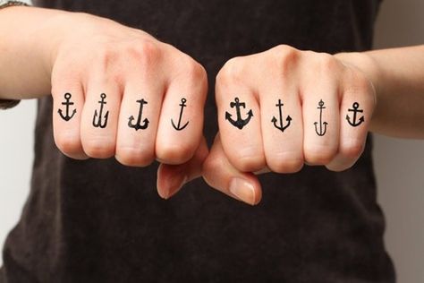 Black anchor tattoos on the fingers Finger Tattoos Designs, Finger Tattoos Fade, Finger Tattoos Ideas, Flower Finger Tattoos, Small Anchor Tattoos, Tattoo Anchor, Herren Hand Tattoos, Middle Finger Tattoos, Tiny Finger Tattoos