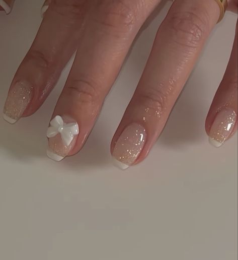 Short Nails With Pearls On Them, Simple Douyin Nails Short, Daisy Choi Nails, Short Asian Nails, Short Douyin Nail, Short Bow Nails, Short Coquette Nails, White Korean Nails, Douyin Nails Short