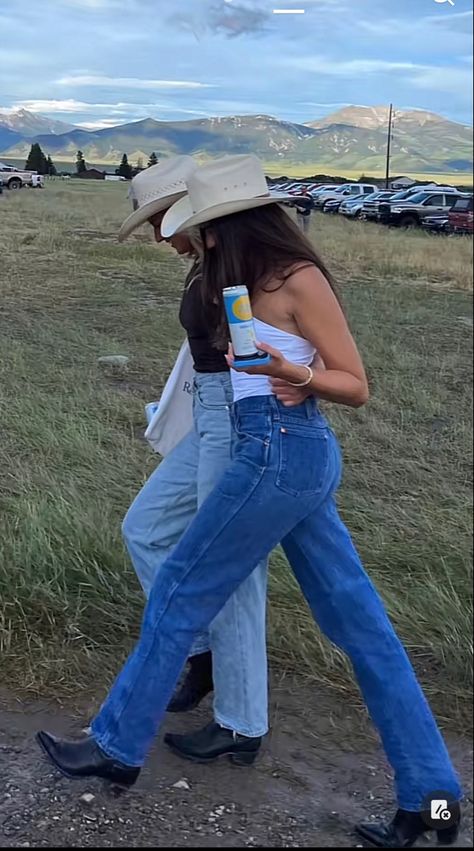 Cute Country Instagram Pictures, Cowgirl Style Outfits Aesthetic, 40° Weather Outfits, Tecovas Aesthetic, Costal Country Outfit, California Cowgirl Outfits, Vintage Farm Outfit, Nashville Tennessee Aesthetic Outfits, Coastal Cowgirl Beach Outfit