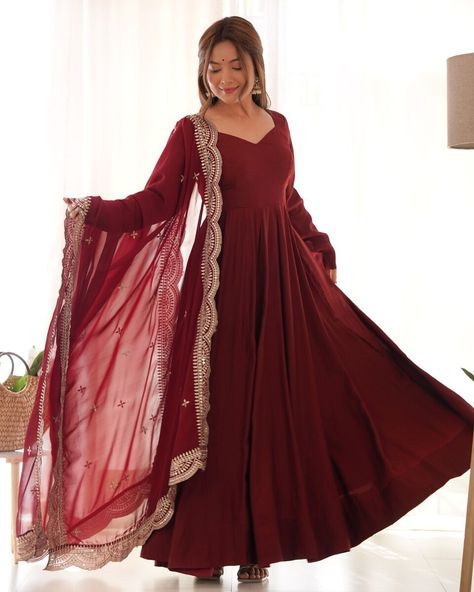 Elevate your style with these stunning Bollywood Salwar Kameez Pakistani Suits! Made with heavy pure romansilk, these elegant dresses are stitched up to size M, L, XL, and XXL. Perfect for any occasion, these maroon suits are a must-have in your wardrobe. #BollywoodFashion #PakistaniStyle #SkyviewFashion #WomenClothing #IndianFashion #eBay #eBayStore #eBaySeller #Pakistani #SkyviewFashion #HEAVYPUREROMANSILK #India #Maroon #Women https://ebay.us/IKwxsY Anarkali Neck Designs, Purple Anarkali, Chanderi Anarkali, Frock Suit, Anarkali Designs, Red Anarkali, Silk Anarkali Suits, Patiyala Dress, Silk Anarkali