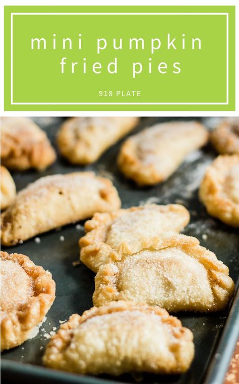 Fried Pumpkin, Dessert Fall, Plate Recipes, Hand Pie Recipes, Fried Pies, Plate Dessert, Pumpkin Pies, Easy Pie, Mini Pies