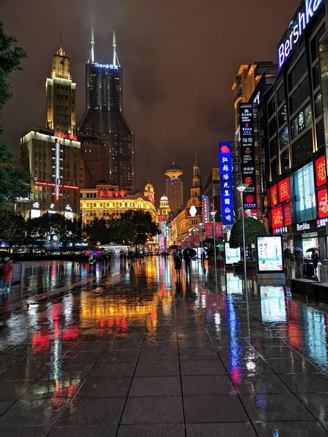 lovers #a #landscapephotography #cooltravelplaces #ustravelplaces #travelplaceslist #travelaesthetic #travelessentials #travelplaces Shanghai Aesthetic, China Rain, Shanghai Night, Amazing Waterfall, City Rain, Shanghai City, Study In China, Relaxing Nature, China City