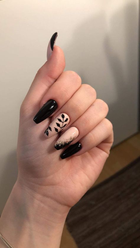 Beige Nails With Black Design, Black Nails Wedding Guest, Cream Black Nails, Black And Beige Nails Design, Black And Cream Nail Designs, Beige And Black Nails Design, Nude With Black Nails, Black Neutral Nails, Nude And Black Nails Almond