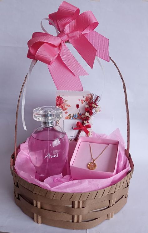 Perfume Gift Hamper Ideas, Diy Mother's Day Gift Basket, Kits Natura, Easy Birthday Gifts, Best Gift Baskets, Personalised Gifts Diy, Diy Anniversary, Cute Gifts For Friends, Surprise Box Gift