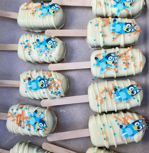 8 Bluey Cake Pops Perfect For Your Bluey Obsessed Birthday Kid - That Disney Fam Bluey Cake Popsicles, Bluey Themed Macarons, Fifth Birthday Bluey, Bluey Bingo Birthday Party Centerpieces, Bluey Birthday Treat Bags, Bluey Birthday Cakepops, Bluey Theme Chocolate Covered Strawberries, Bingo Birthday Cake Bluey, Bluey Themed Cake Pops