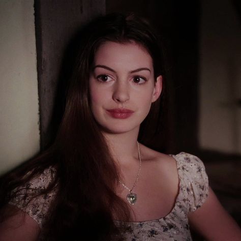 Anne Hathaway Young, Ella Enchanted Movie, Enchanted Movie, Ella Enchanted, Fairy Tale Costumes, Abercrombie Girls, Romantic Comedy Movies, Princess Diaries, Hugh Dancy