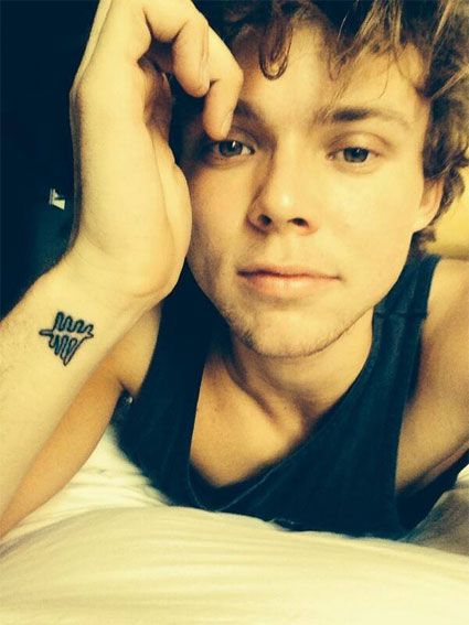 5 Seconds of Summer's Ashton Irwin Gets His First Tattoo! http://www.popstartats.com/buzz/ashton-irwin-gets-his-first-tattoo/ Ashton Irwin Tattoo, 5sos Tattoo, 5sos Ashton, Happy 20th Birthday, Ashton Irwin, Wrist Tattoo, Five Seconds Of Summer, Calum Hood, Michael Clifford