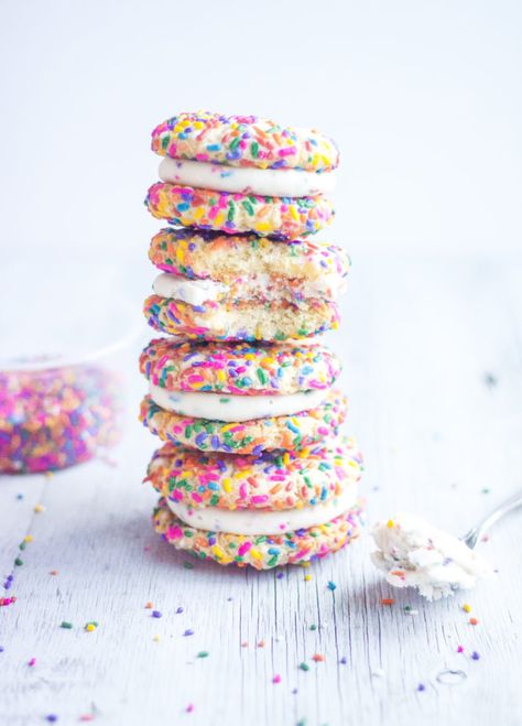 Funfetti Sandwich Cookies! You can never have too many sprinkles. #cookies #dessertideas #baking Funfetti Sandwich, Butternut Bakery, Funfetti Cookies, Yoghurt Cake, Filled Cookies, Rainbow Food, Baking Blog, Best Cookie Recipes, Perfect Cookie