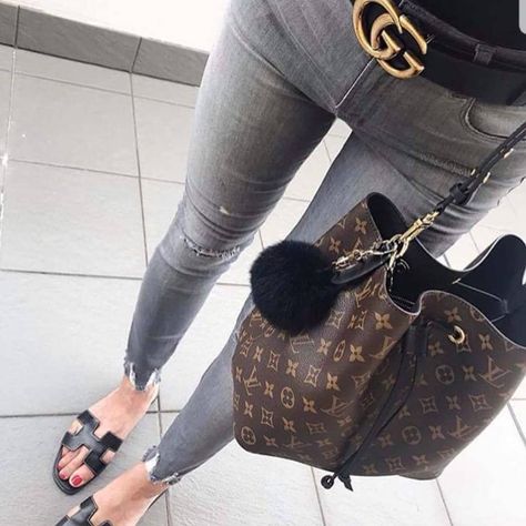 Sundays are for chilling.. Belt available in our store now, the perfect casual but 'my belts better than your belt' look Neo bag available… Neonoe Louis Vuitton, Louis Vuitton Outfit, Lv Neonoe, Louis Vuitton Neonoe, Trendy Bags, Happy New Week, Handbag Stores, Louis Vuitton Fashion, Black Accessories