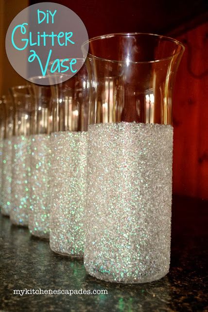 DIY Glitter Vase:  dollar store vases transformed into something gorgeous for wedding decor, Christmas or special occasion! Glitter Vases, Diy Glitter, Navidad Diy, Glitter Diy, Diy Centerpieces, Diy Vase, Vase Centerpieces, Dollar Store Diy, Diy Wedding Decorations