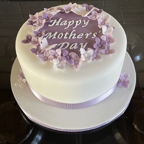 Happy Birthday Cake For Mother, Kue Hari Ibu Aesthetic, Happy Mothers Day Cakes Ideas, Happy Mothers Day Cake, Cake Feta, Mother Birthday Cake, Happy Birthday Mama, Berry Berry, Mothers Day Cake