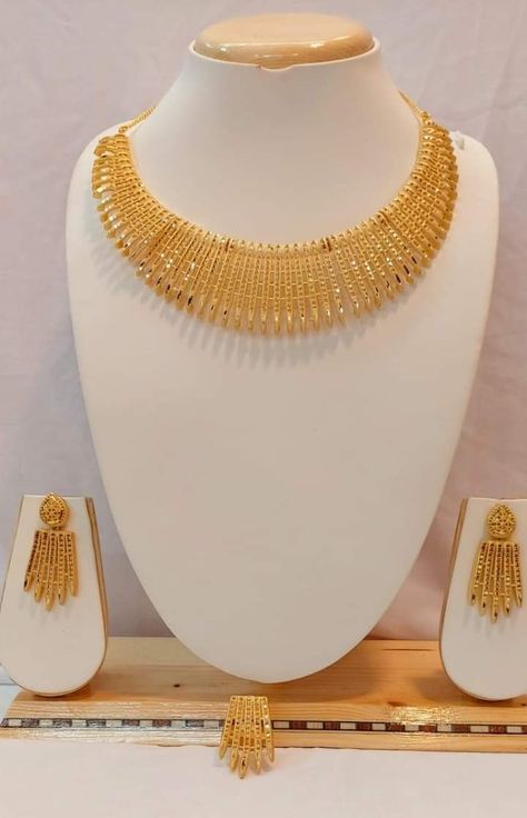 Gold chocker necklace