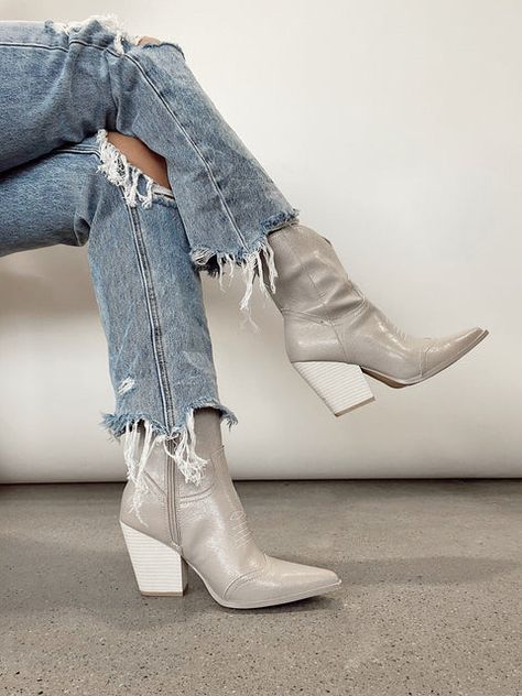 Western High Heels For Fall, Spring Stacked Heel Snip Toe Heels, Spring Snip Toe Heels, Cowboy Boots And Jeans, How To Wear Cowboy Boots, Boots And Jeans, White Cowboy Boots, Western Boot, Gorgeous Shoes